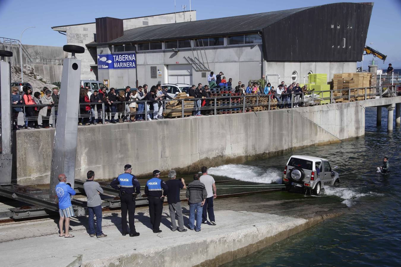 El rescate del coche que cayó al agua en Llanes, en imágenes