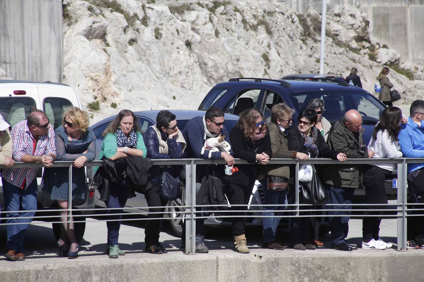 El rescate del coche que cayó al agua en Llanes, en imágenes