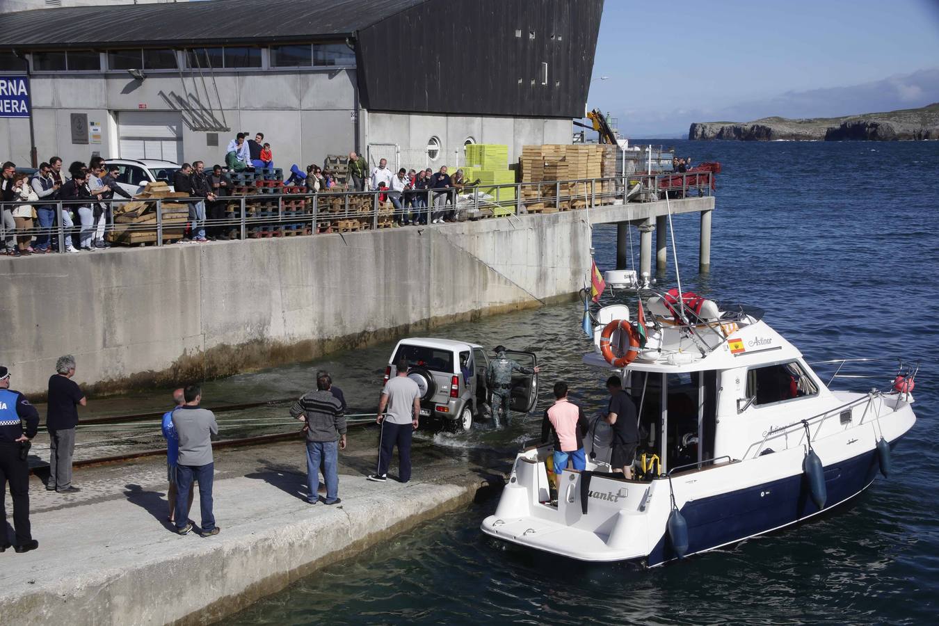 El rescate del coche que cayó al agua en Llanes, en imágenes