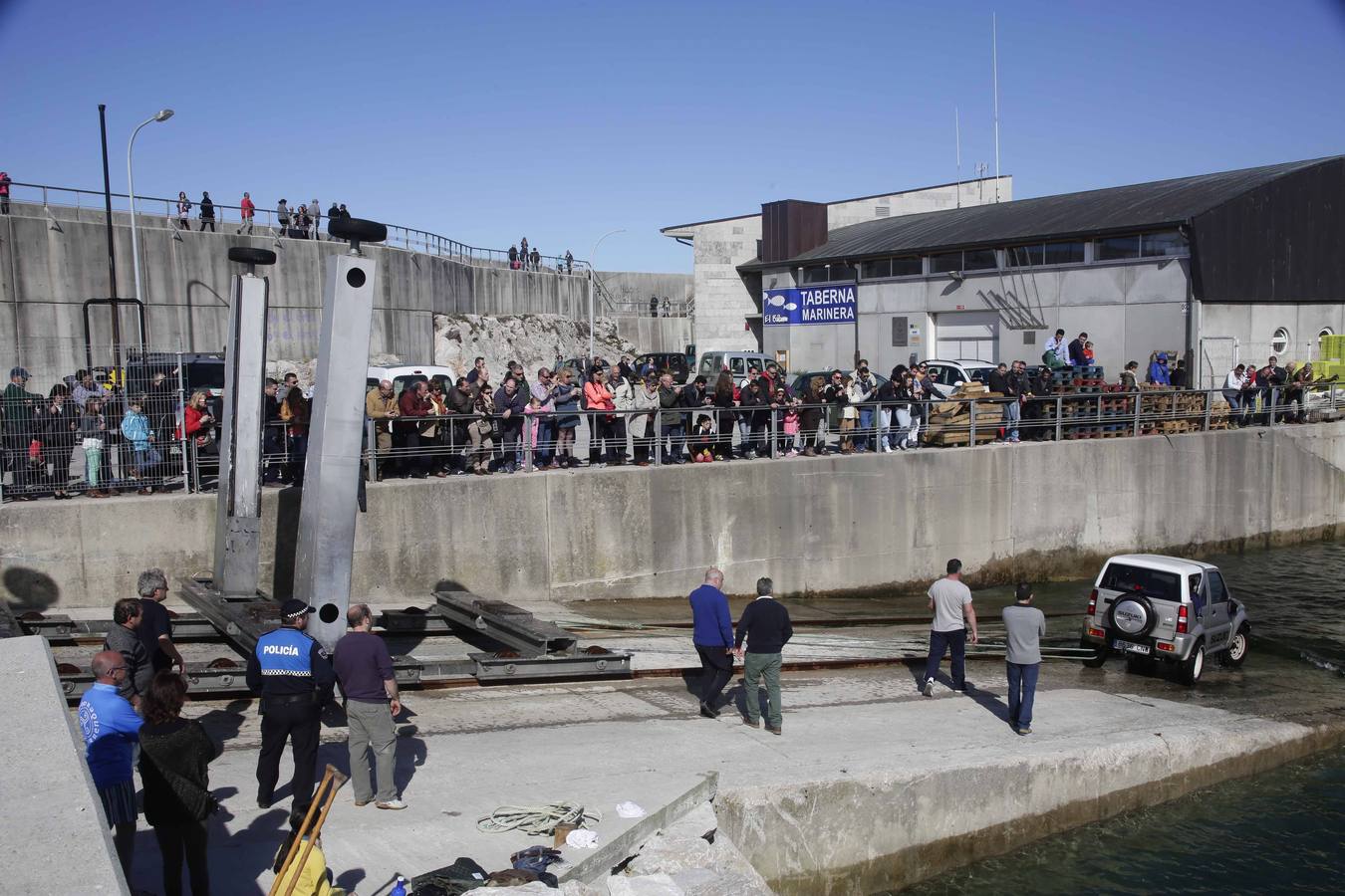 El rescate del coche que cayó al agua en Llanes, en imágenes