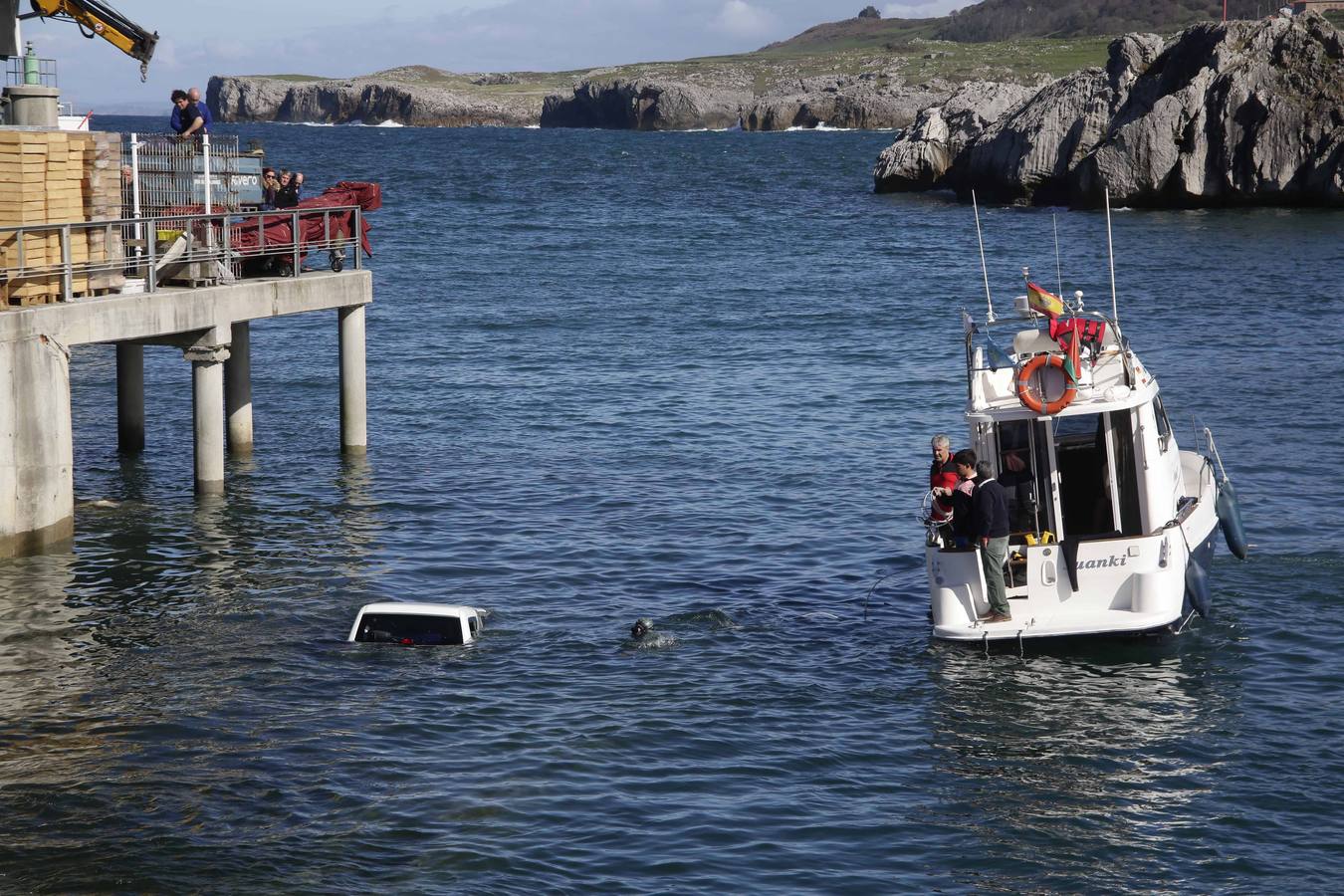 El rescate del coche que cayó al agua en Llanes, en imágenes