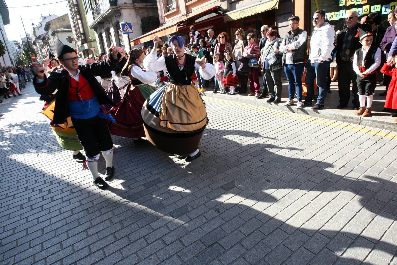 Animado desfile de los Güevos Pintos