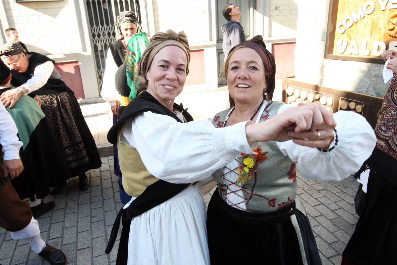 Animado desfile de los Güevos Pintos