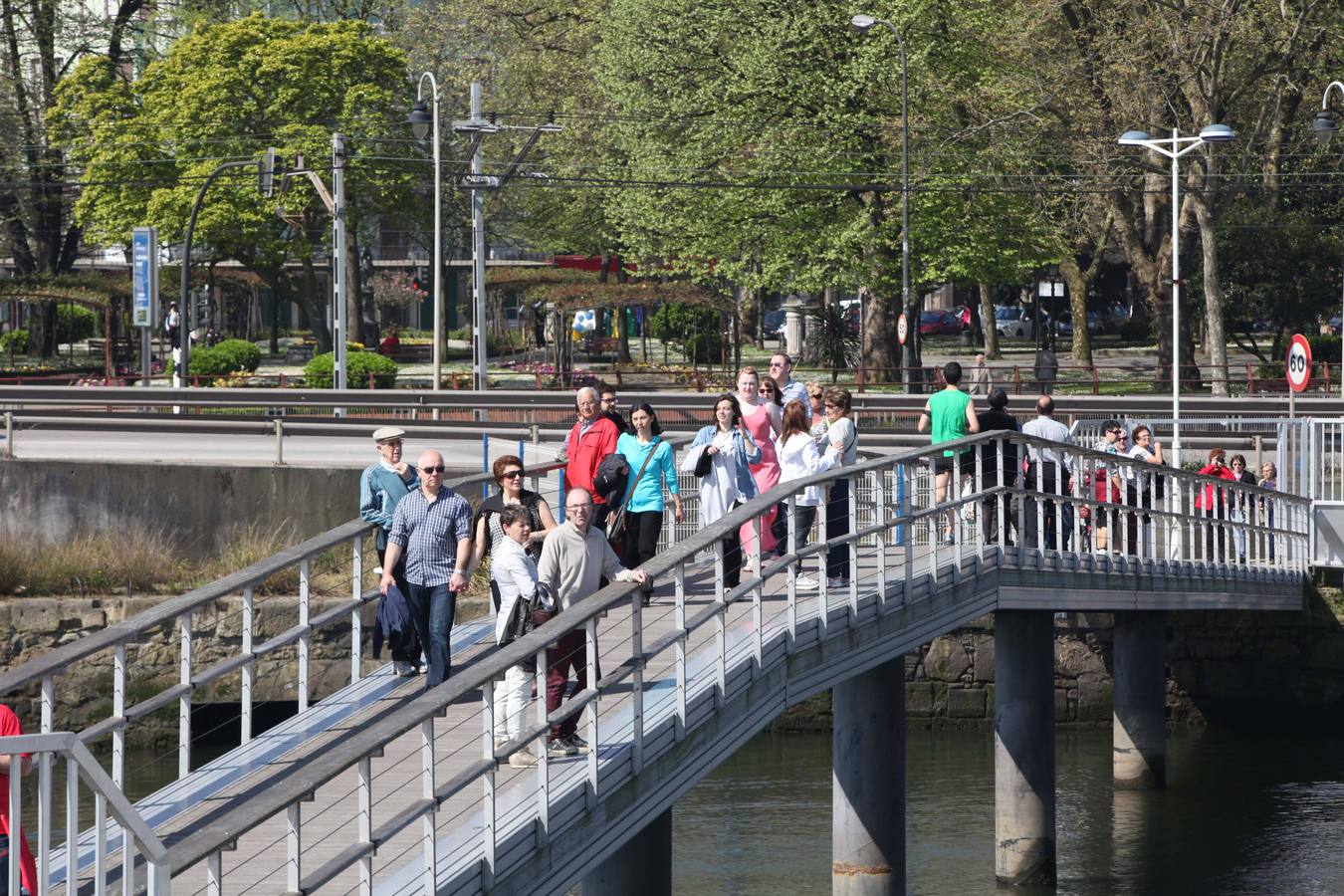 800 cruceristas británicos al sol de Avilés