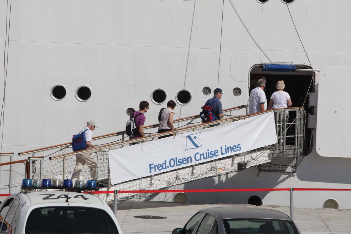 800 cruceristas británicos al sol de Avilés