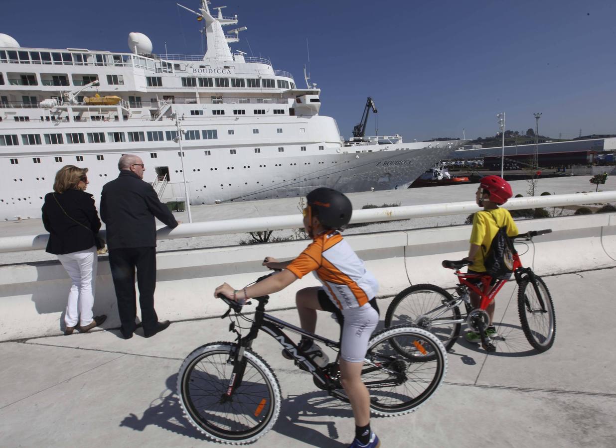 800 cruceristas británicos al sol de Avilés