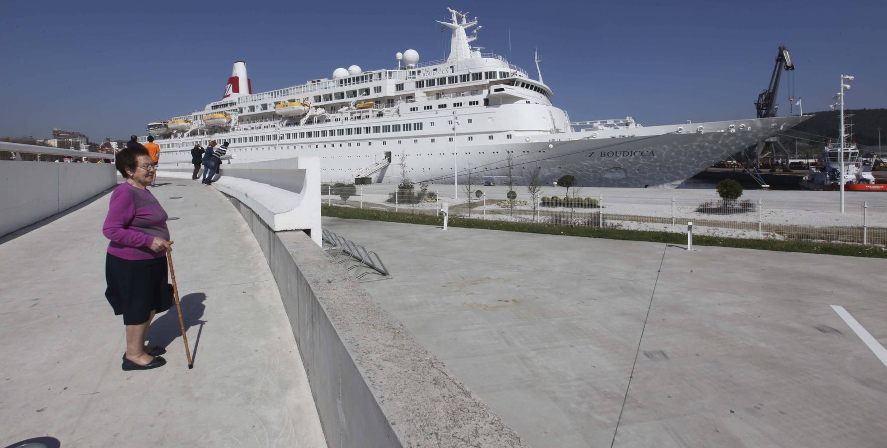 800 cruceristas británicos al sol de Avilés