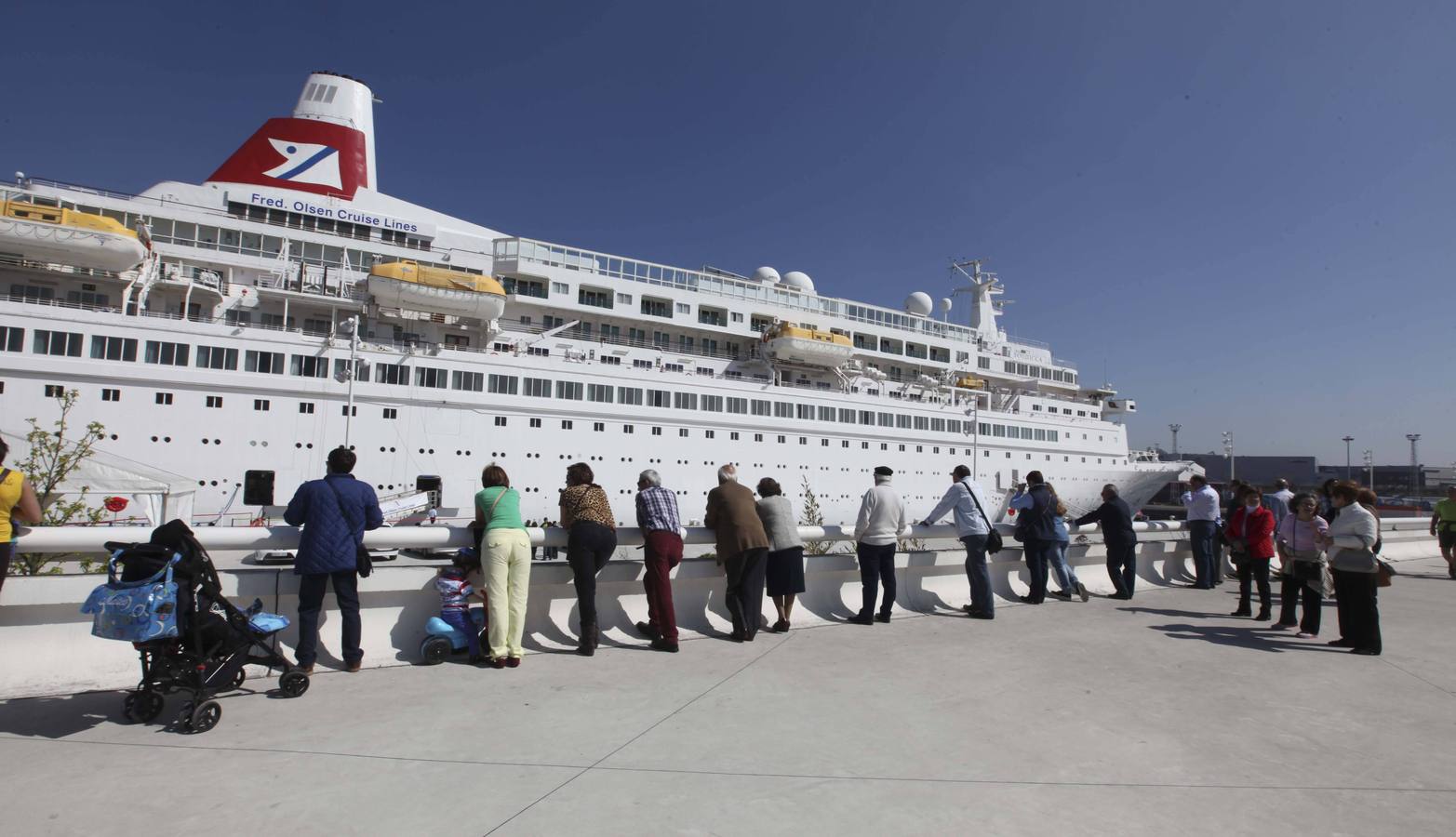 800 cruceristas británicos al sol de Avilés