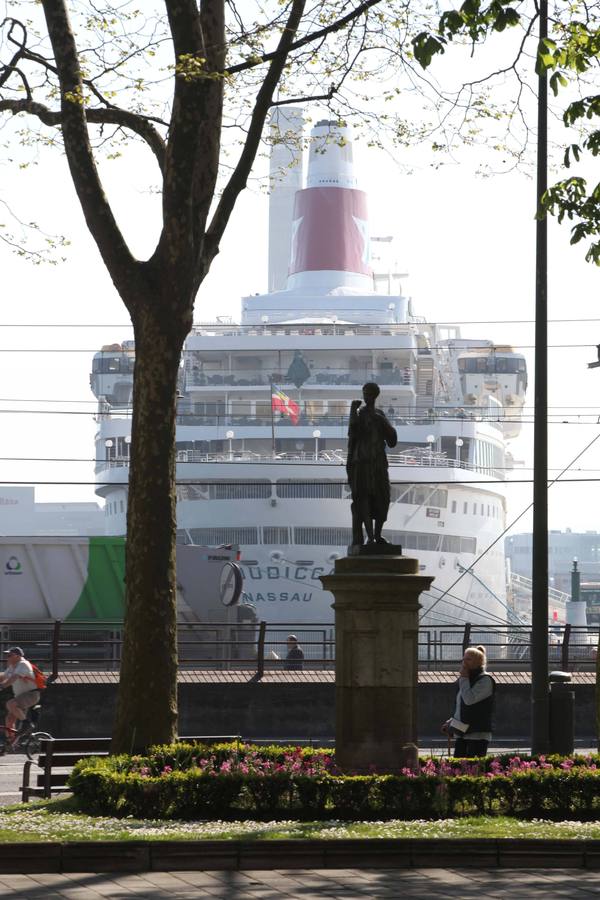 800 cruceristas británicos al sol de Avilés