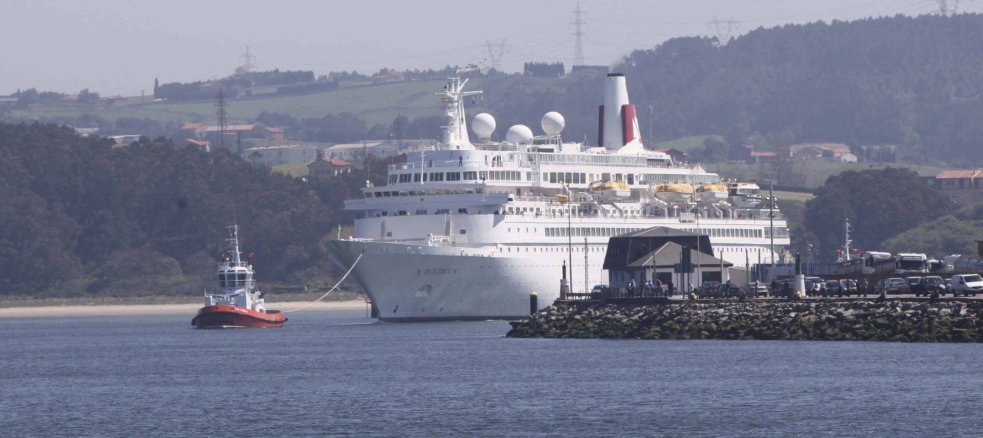 800 cruceristas británicos al sol de Avilés