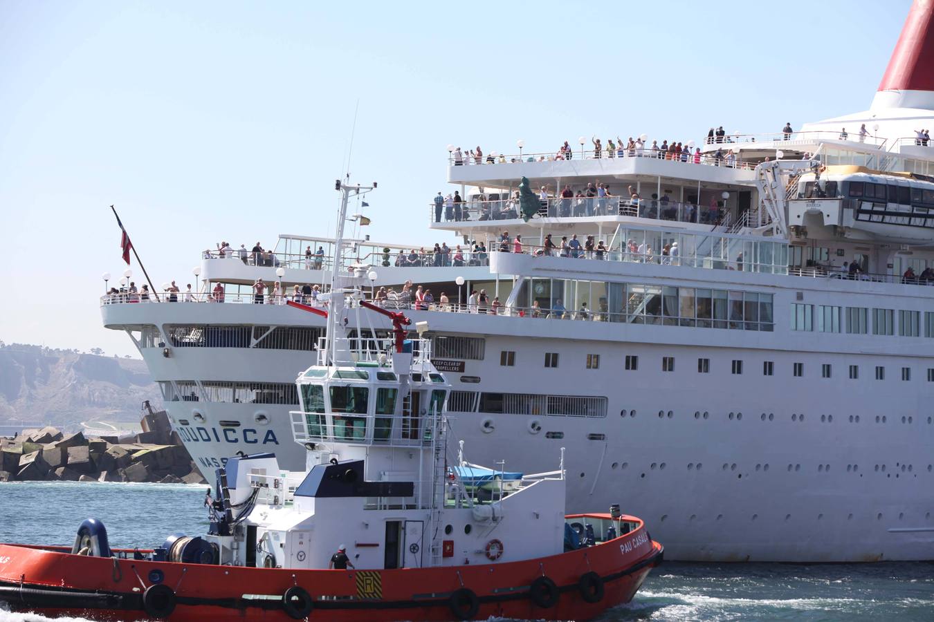 800 cruceristas británicos al sol de Avilés