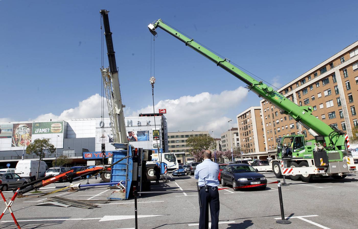 Vuelca un camión en un aparcamiento de Gijón