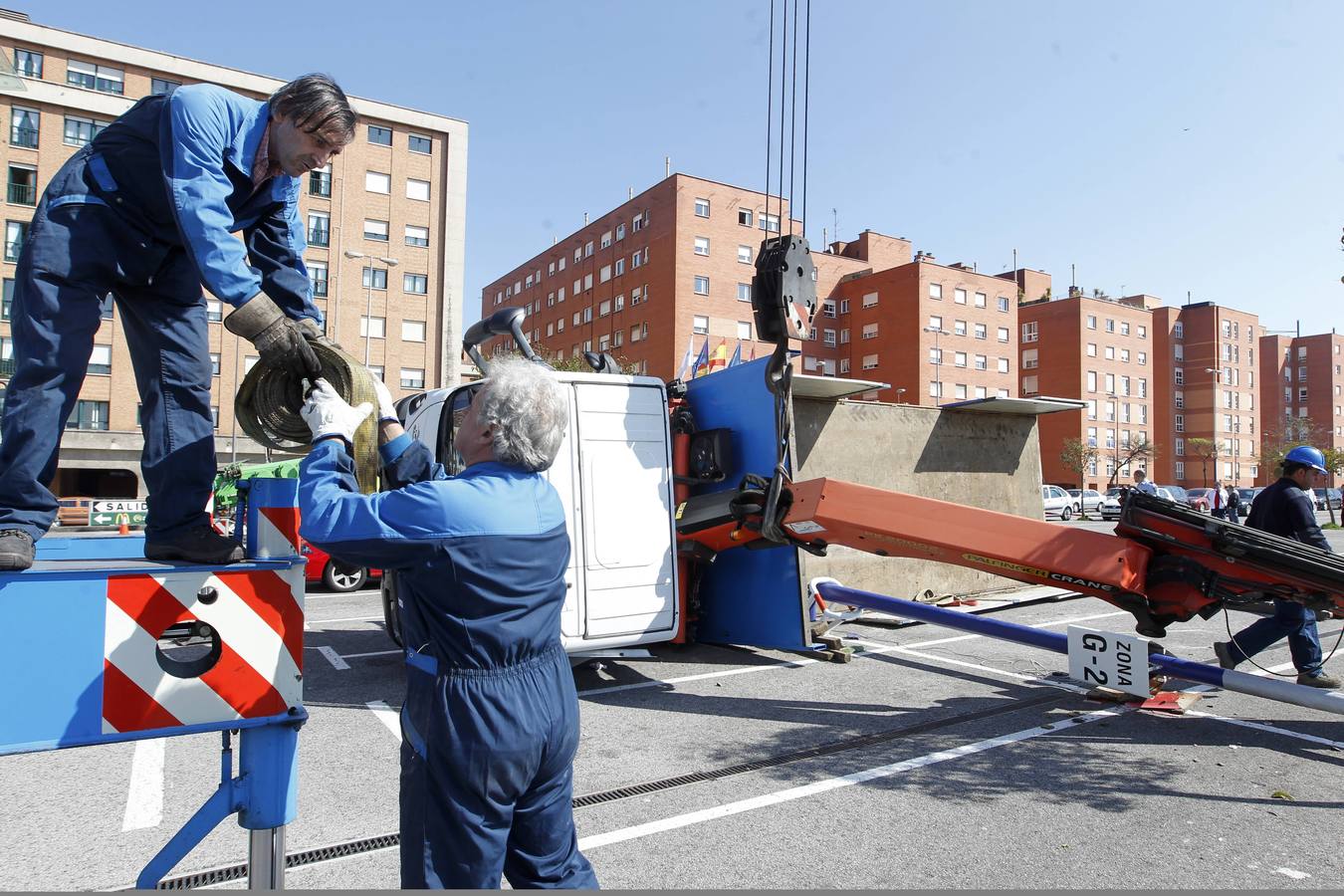 Vuelca un camión en un aparcamiento de Gijón