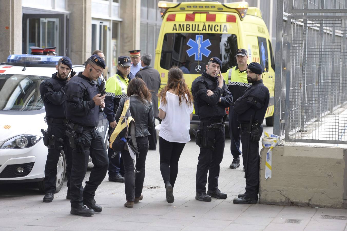 Agentes de Policía hacen guardia frente al instituto Joan Fuster, situado en el barrio de La Sagrera de Barcelona.