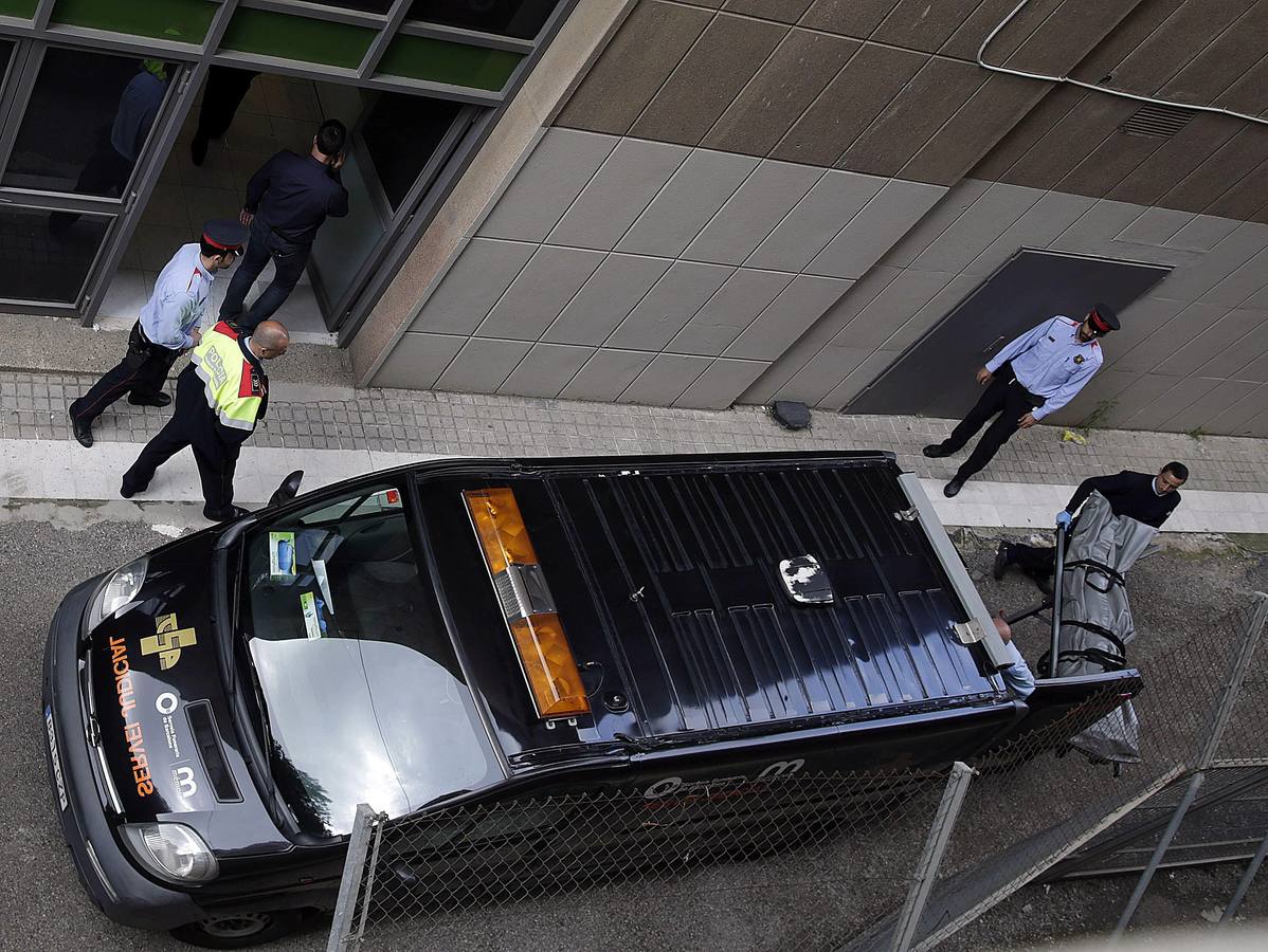 Miembros de los servicios funerarios de Barcelona y del juzgado de guardia retiran el cadáver del profesor.