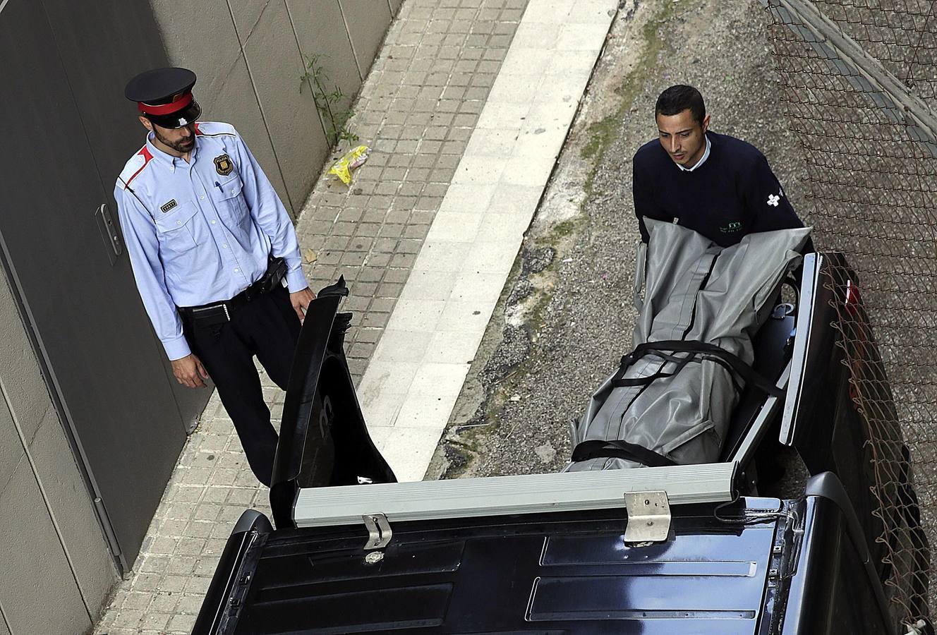 Miembros de los servicios funerarios de Barcelona y del juzgado de guardia retiran el cadáver del profesor fallecido.