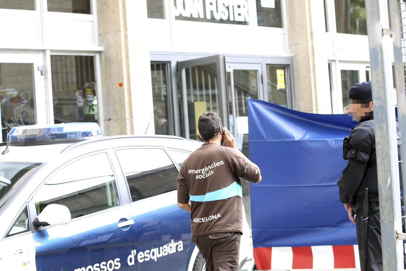 Un miembro de Emergencias Sociales de Barcelona llega al instituto Joan Fuster.