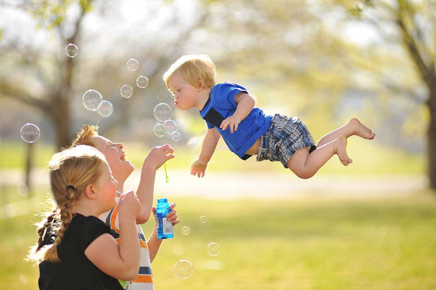 Este padre fotógrafo hace volar a su hijo con síndrome de Down en unas fotos preciosas