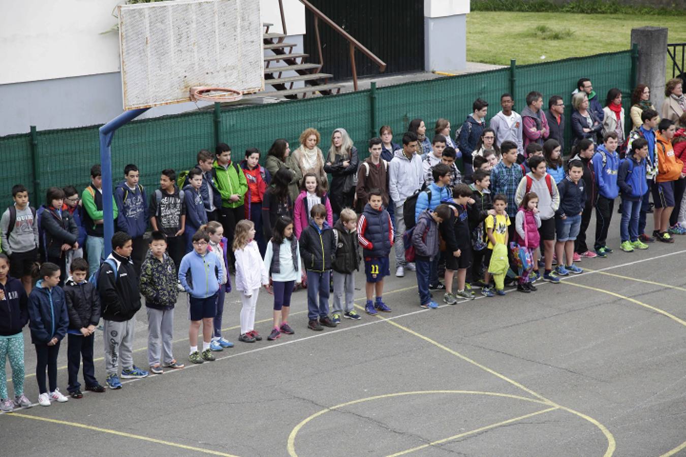 Estudiantes y profesores del Instituto El Sueve y del Colegio Público Río Sella de Arriondas también guardaron un minuto de silencio.