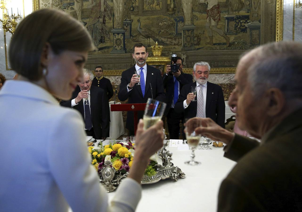 Los Reyes, con los escritores españoles