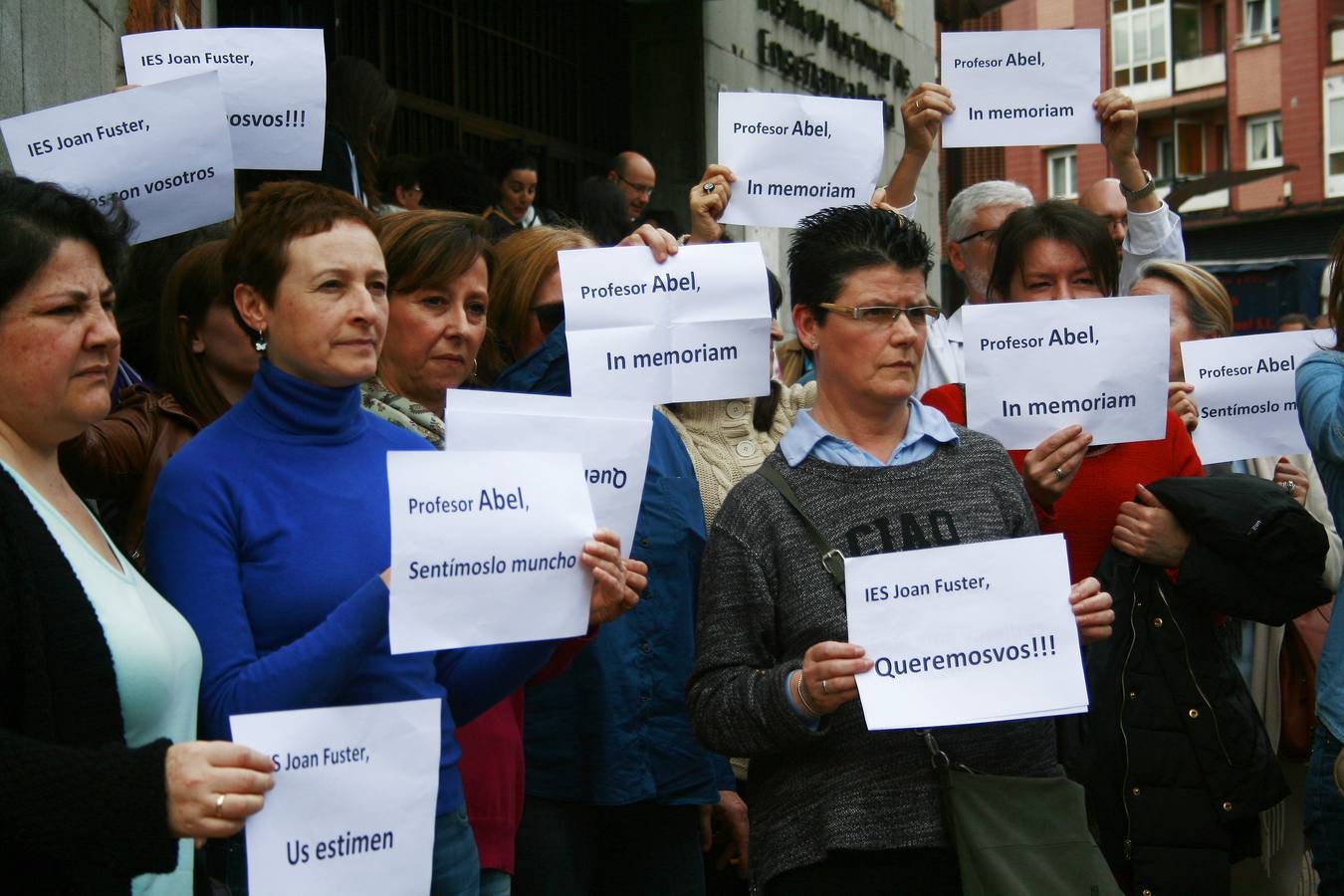 En los IES Jovellanos y Jimena, profesores y alumnos se han concentrado con carteles de apoyo.