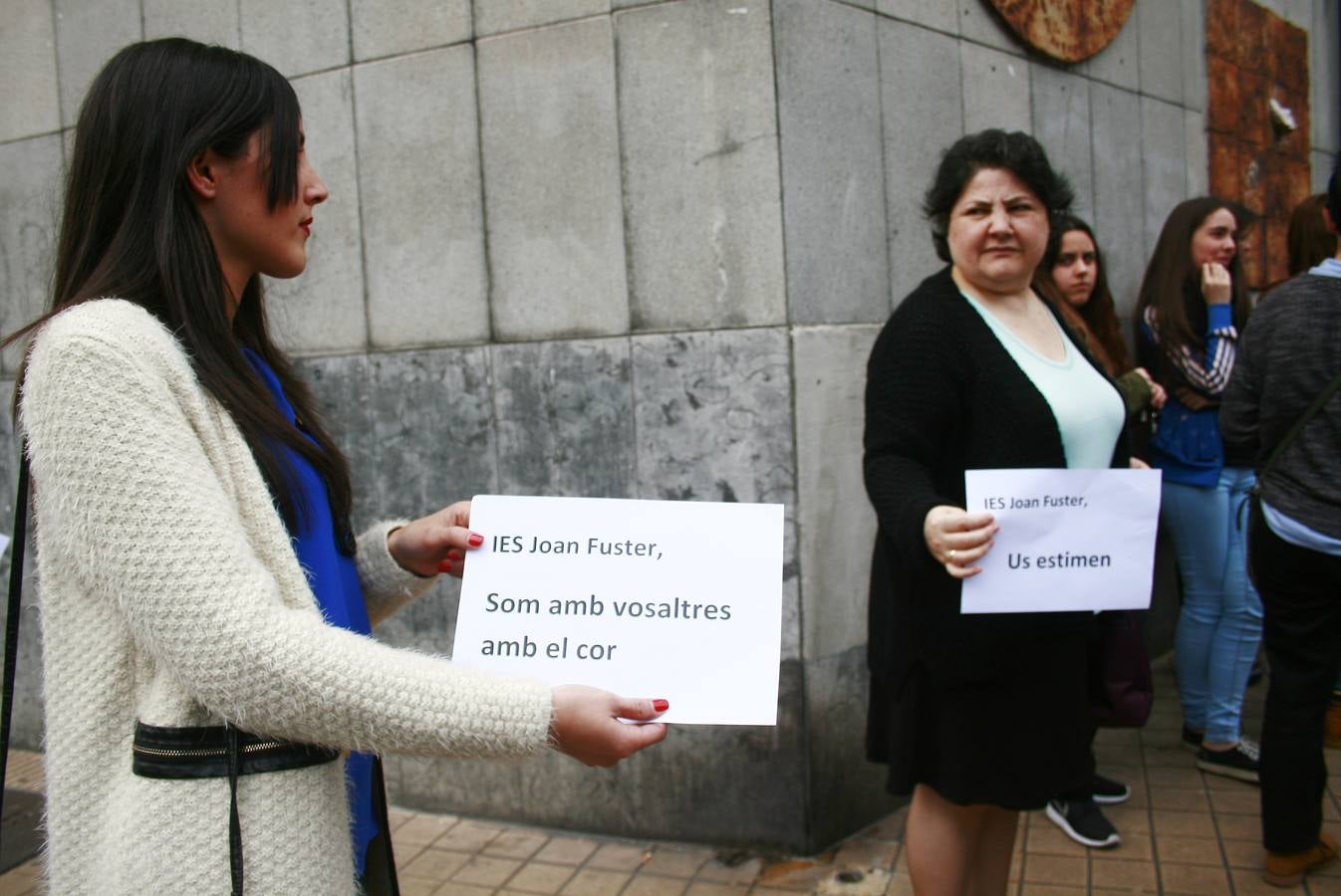 En los IES Jovellanos y Jimena, profesores y alumnos se han concentrado con carteles de apoyo.