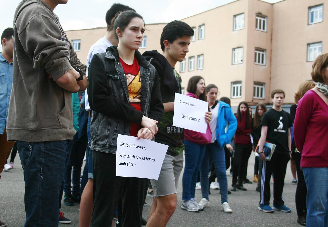 En los IES Jovellanos y Jimena, profesores y alumnos se han concentrado con carteles de apoyo.