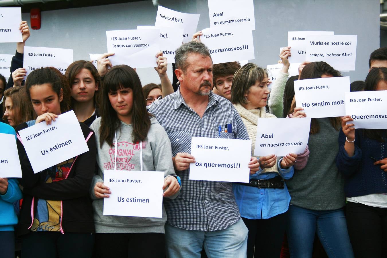 En los IES Jovellanos y Jimena, profesores y alumnos se han concentrado con carteles de apoyo.