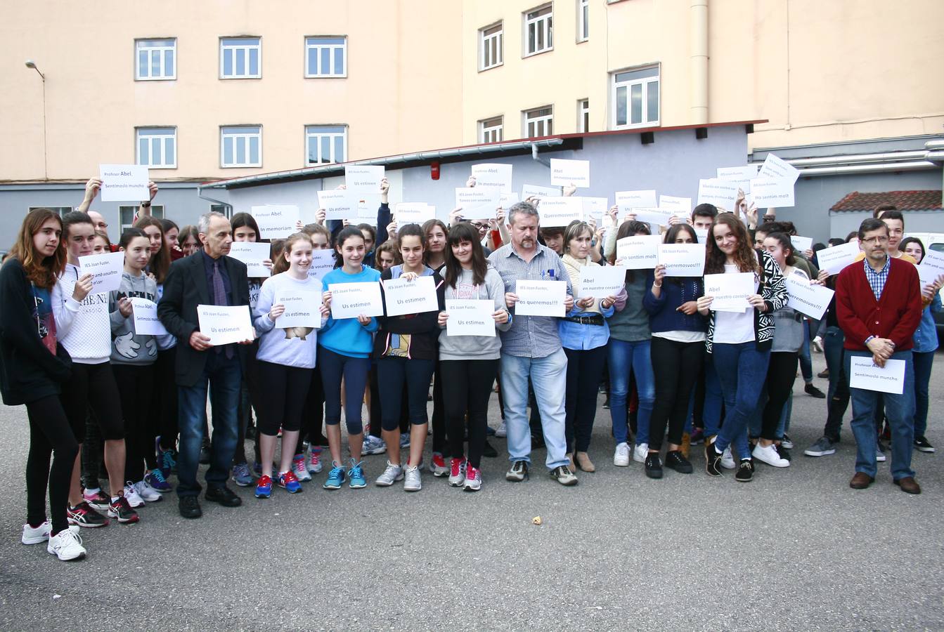 En los IES Jovellanos y Jimena, profesores y alumnos se han concentrado con carteles de apoyo.