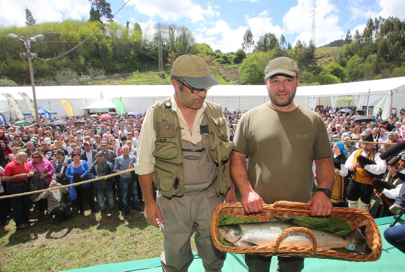 El campanu del río Narcea, un ejemplar de 4,6 kilos