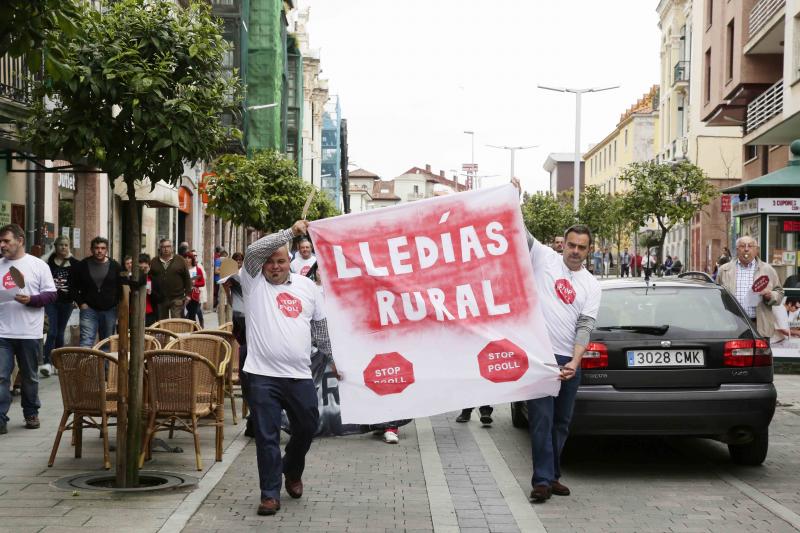 Protesta en Llanes contra el plan urbanístico