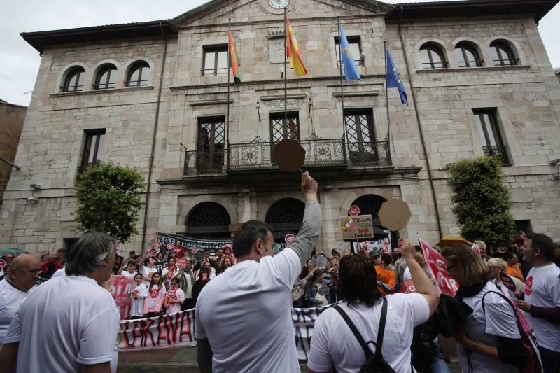 Protesta en Llanes contra el plan urbanístico