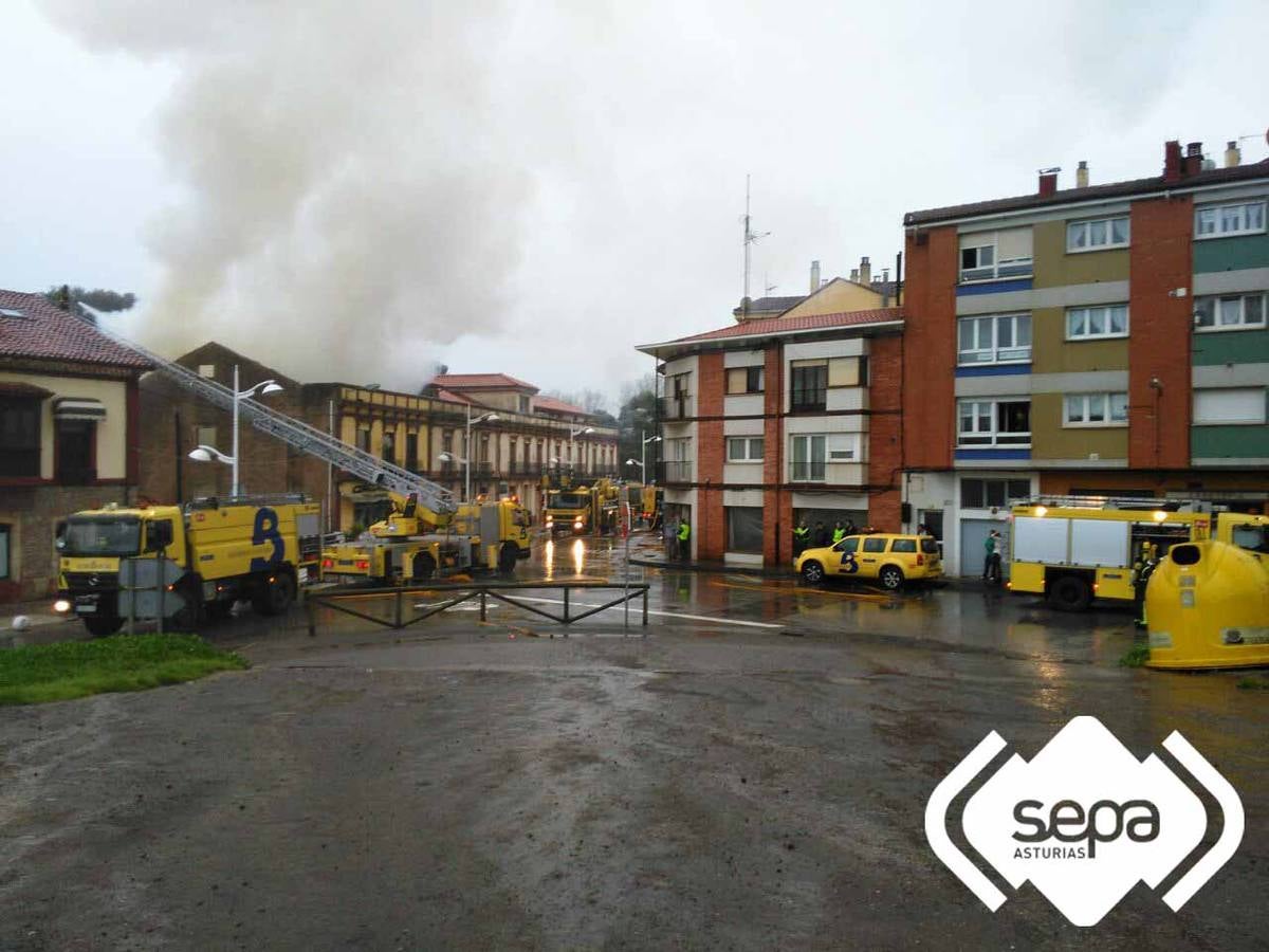 Un incendio calcina un edificio en Perán, Carreño