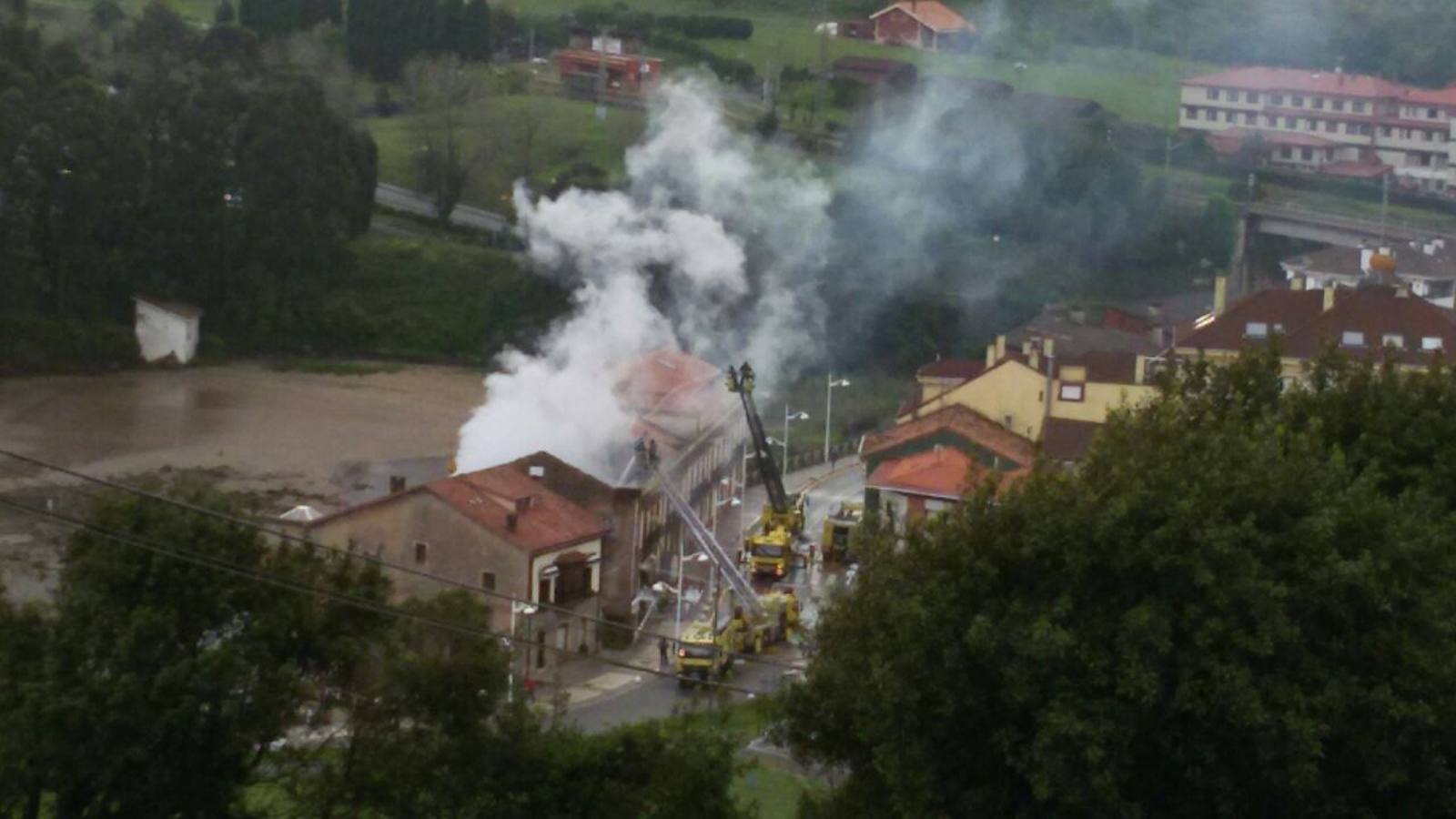 Un incendio calcina un edificio en Perán, Carreño