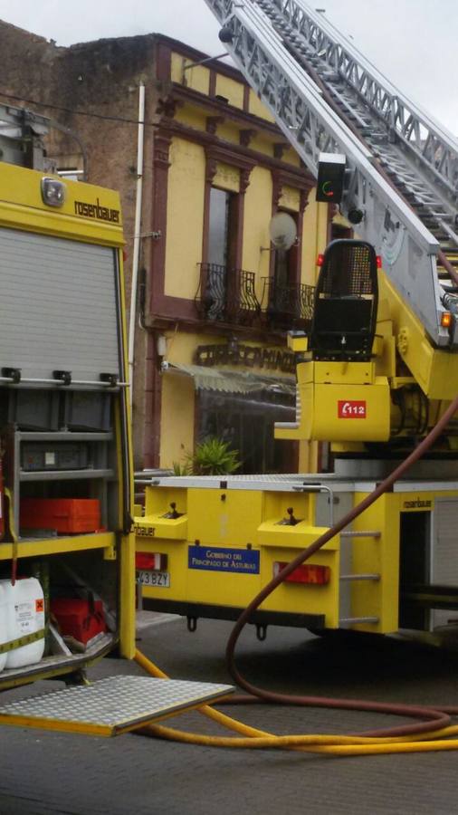 Un incendio calcina un edificio en Perán, Carreño