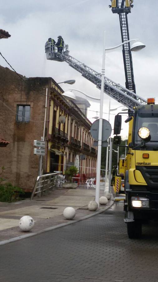 Un incendio calcina un edificio en Perán, Carreño