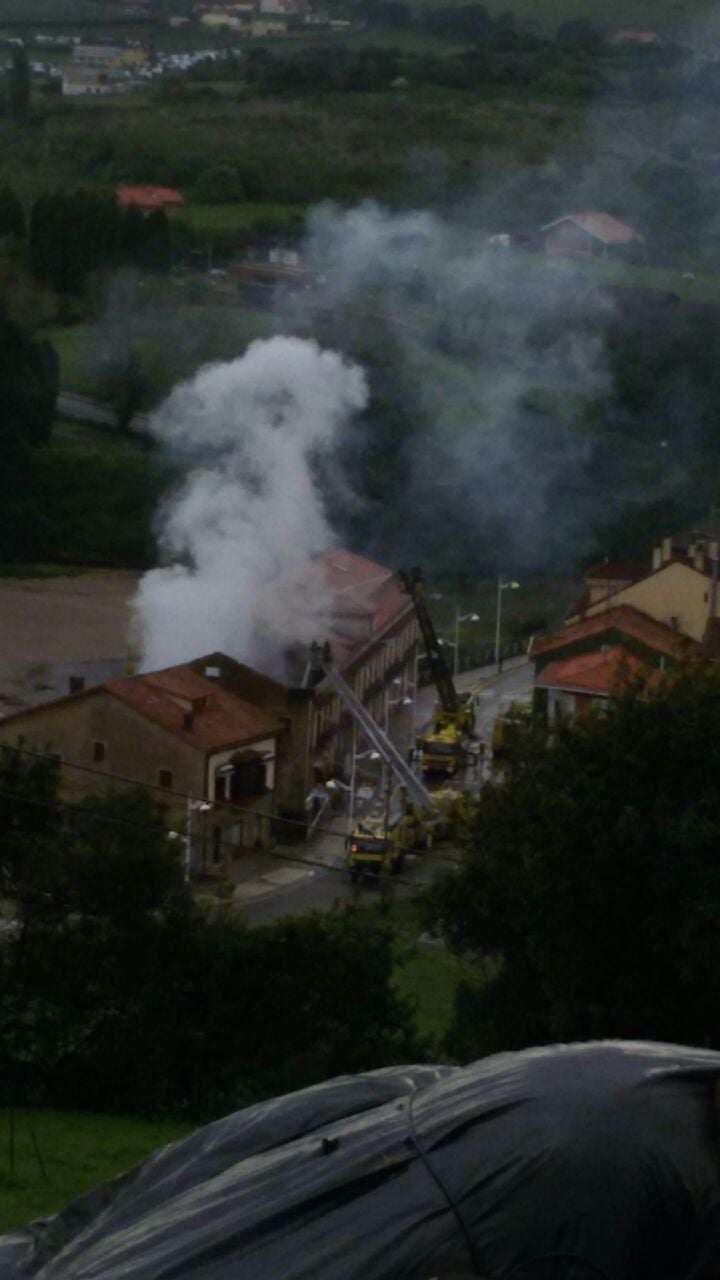 Así quedó el edificio del Bar Correcaminos, en Perán (Carreño), tras el incendio