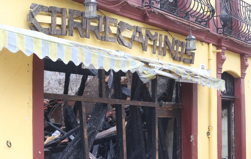 Así quedó el edificio del Bar Correcaminos, en Perán (Carreño), tras el incendio