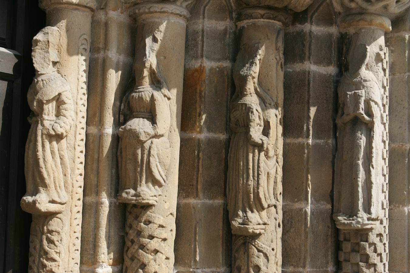 Detalles ornamentales en la fachada de la iglesia de la Virgen de la Oliva, en Villaviciosa.