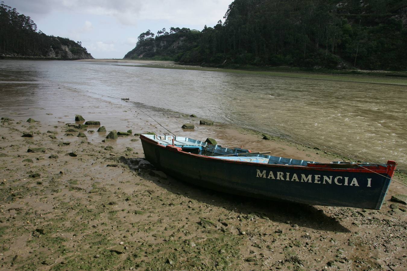 Una lancha en la ría de Tinamayor, en Ribadedeva.