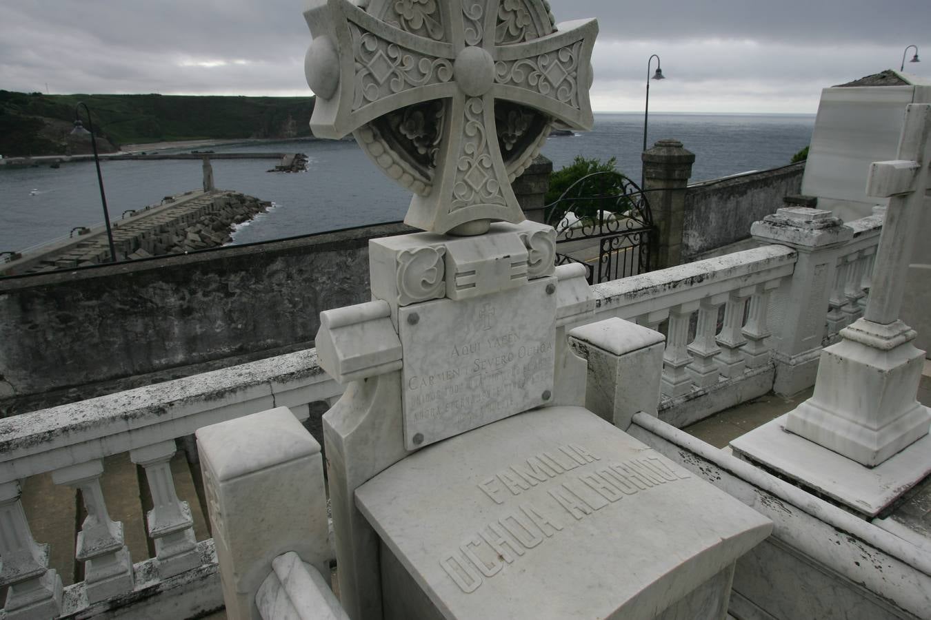 Tumba de Severo Ochoa y su esposa Carmen en el cementerio de Luarca.