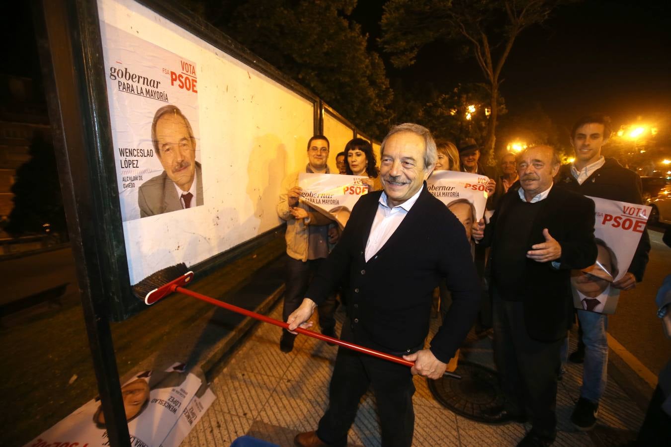 El candidato del PSOE en Oviedo optó por la tradicional pegada de carteles a medianoche.