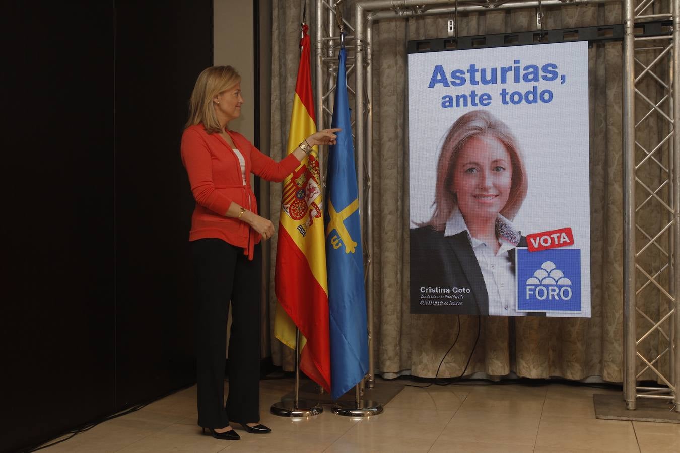 Cristina Coto señala la aparición de su cartel electoral.