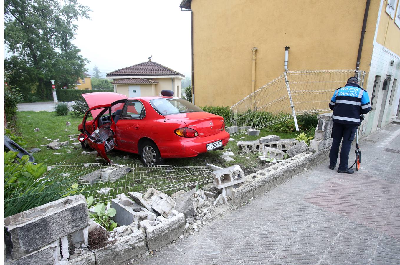 Tres heridos en un choque entre dos vehículos en Oviedo