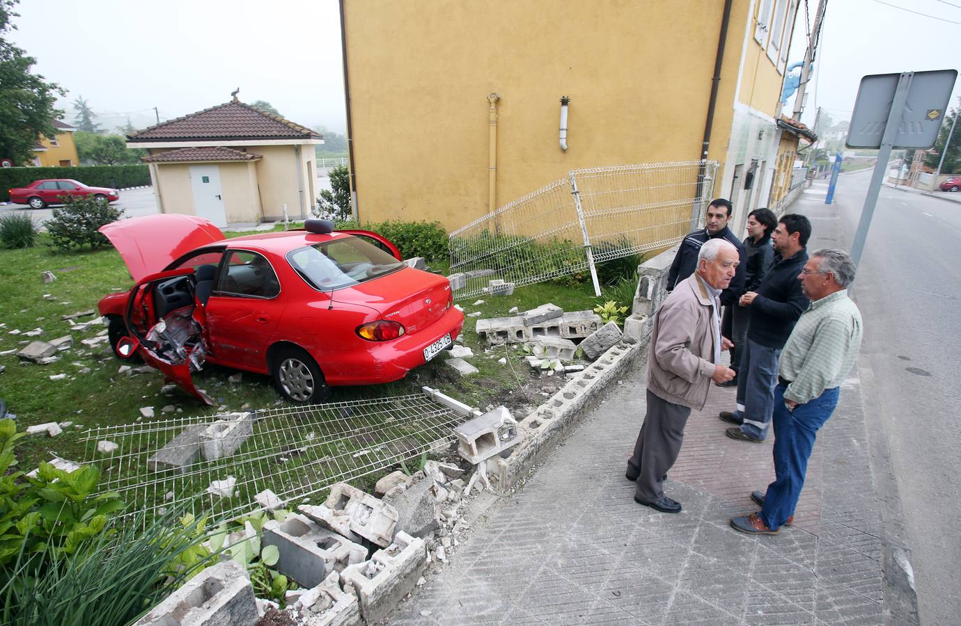 Tres heridos en un choque entre dos vehículos en Oviedo