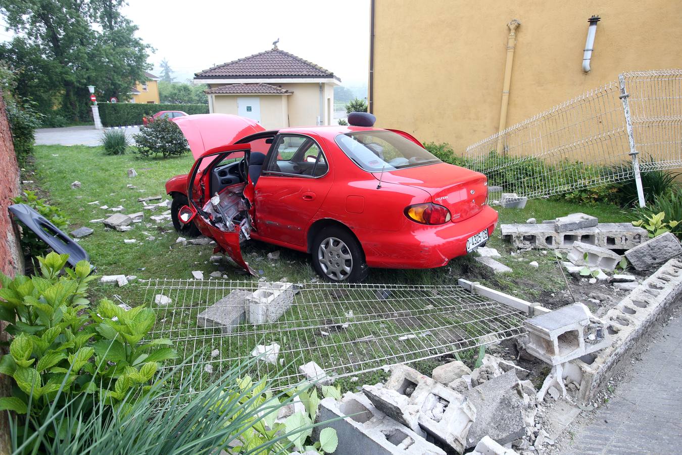 Tres heridos en un choque entre dos vehículos en Oviedo