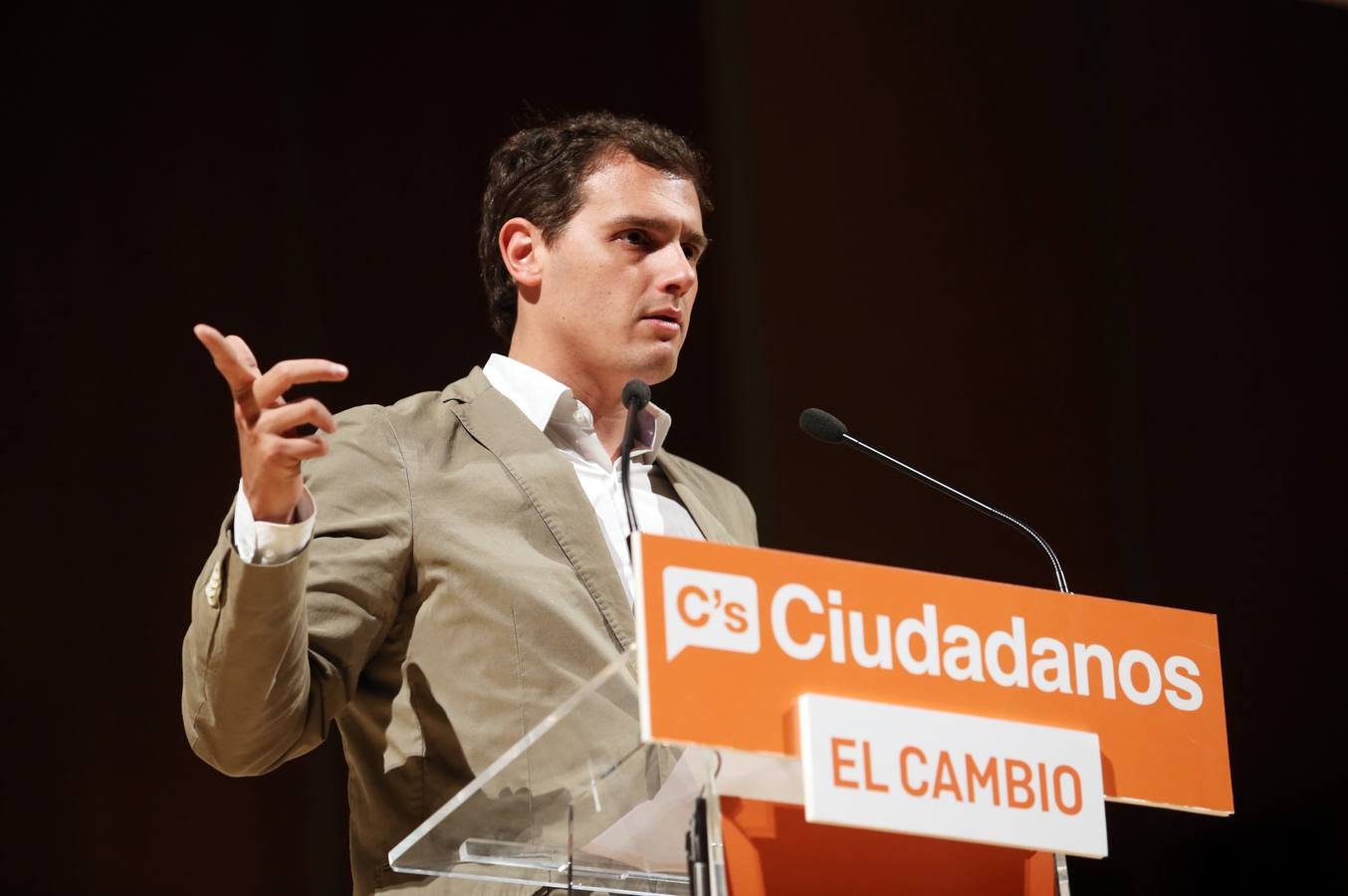 El mitin en Oviedo de Albert Rivera, líder de Ciudadanos, en imágenes