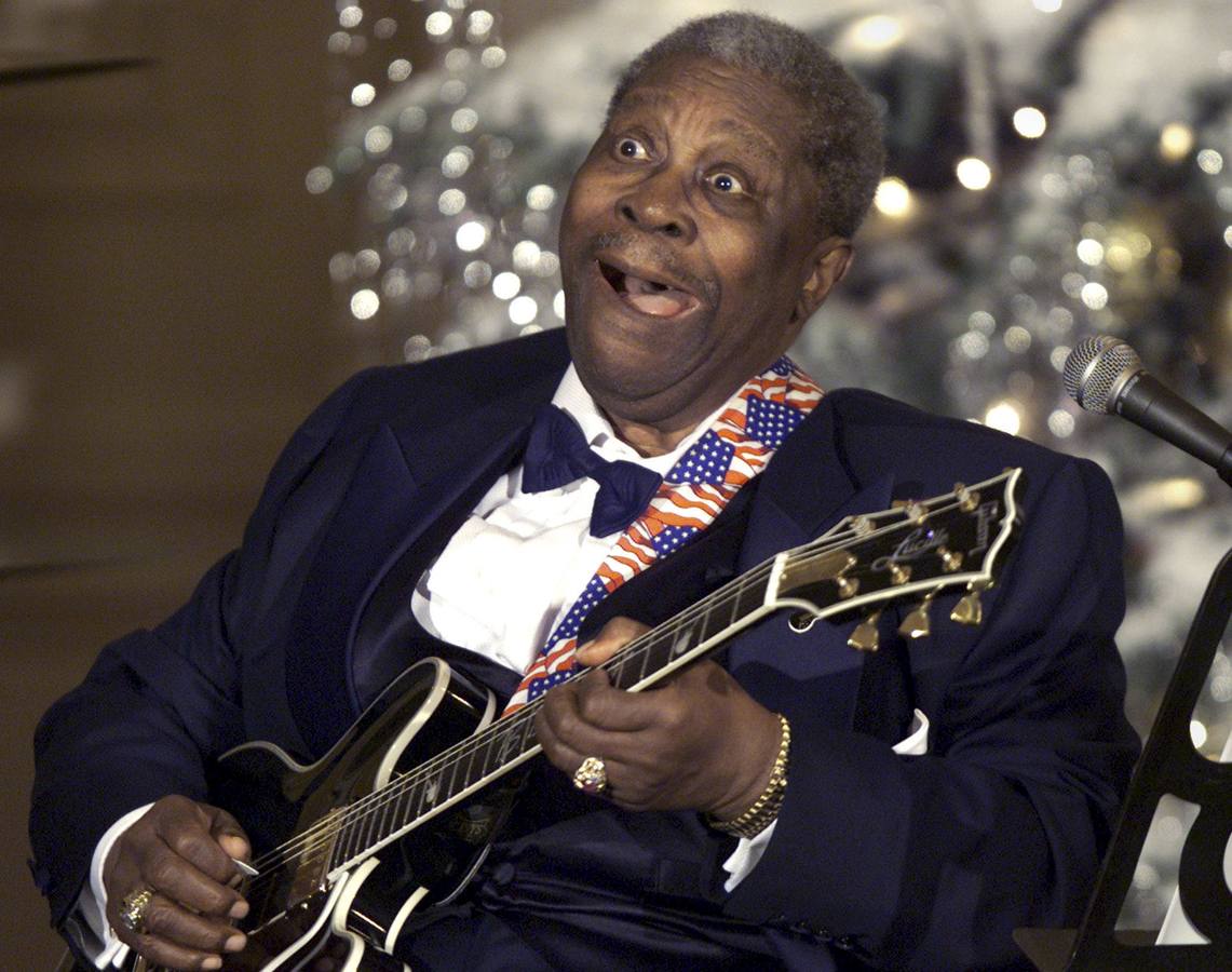 B. B. King, actuando en la Casa Blanca en 2001.