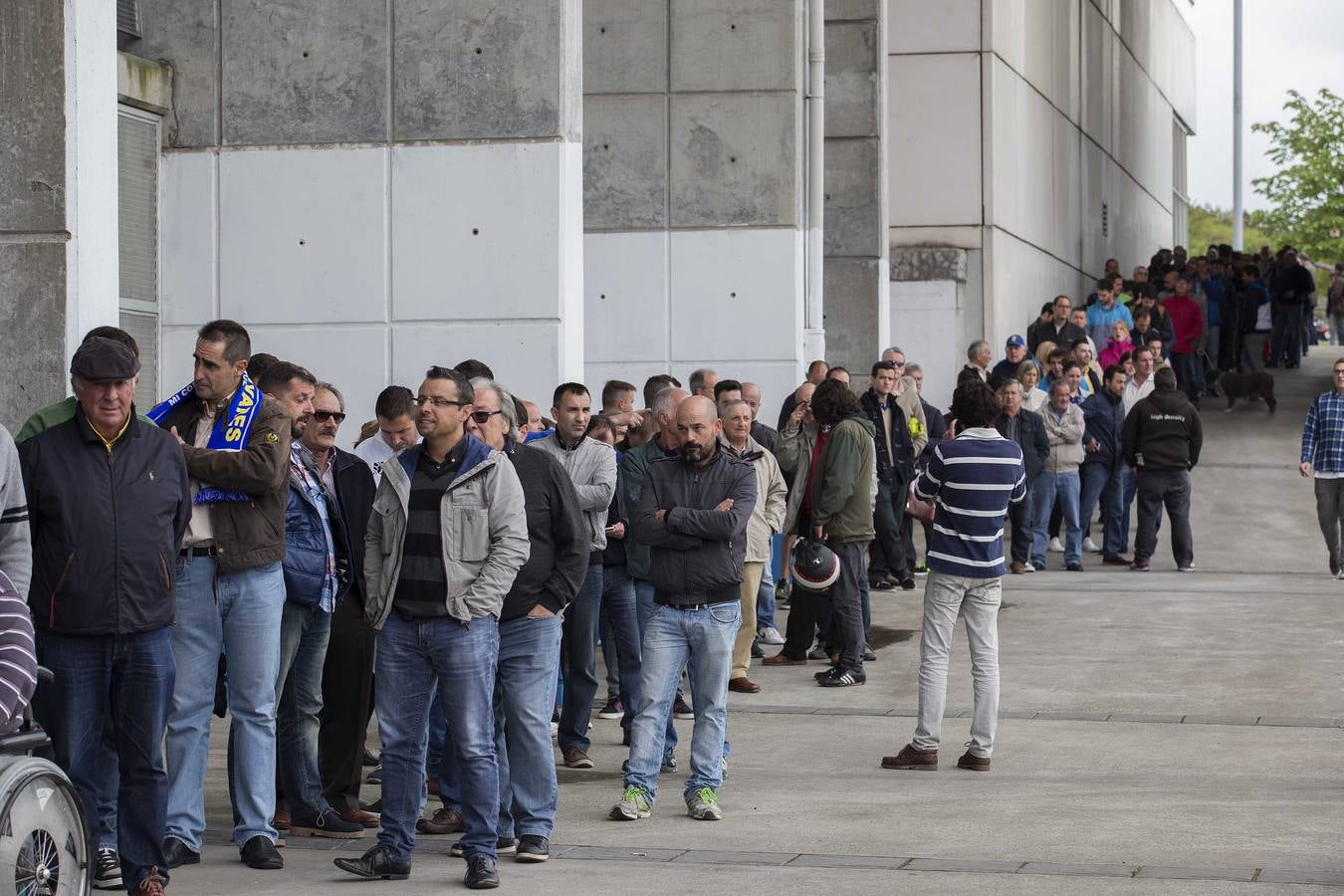 Colas para comprar las entradas del partido entre el Real Oviedo y el Cádiz