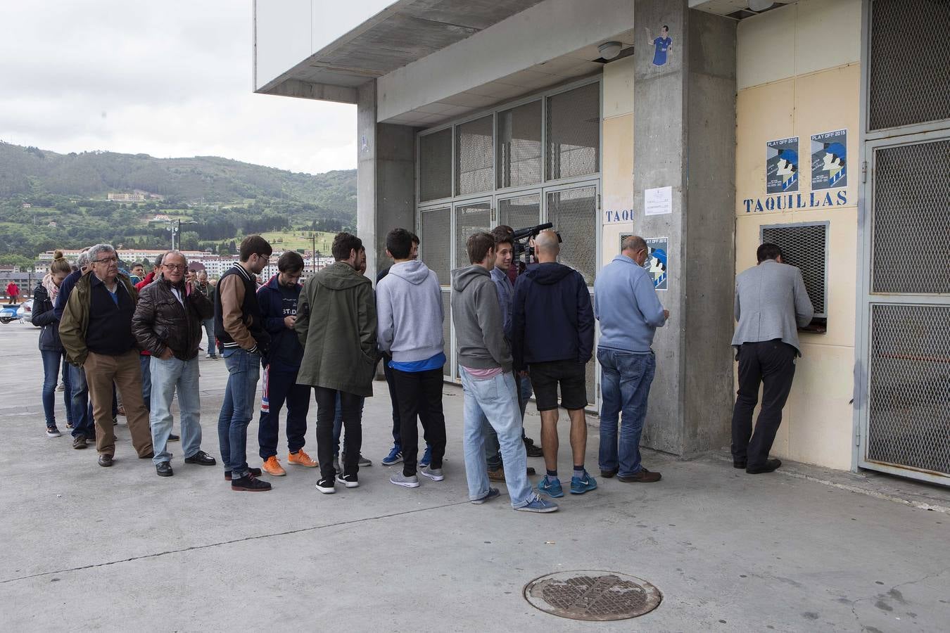 Colas para comprar las entradas del partido entre el Real Oviedo y el Cádiz